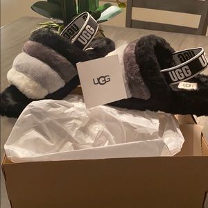 UGG Fluff Yeah blck/whte Slides Size 8